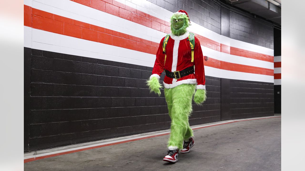 Chiefs' JuJu Smith-Schuster dresses as Grinch for Christmas Eve game