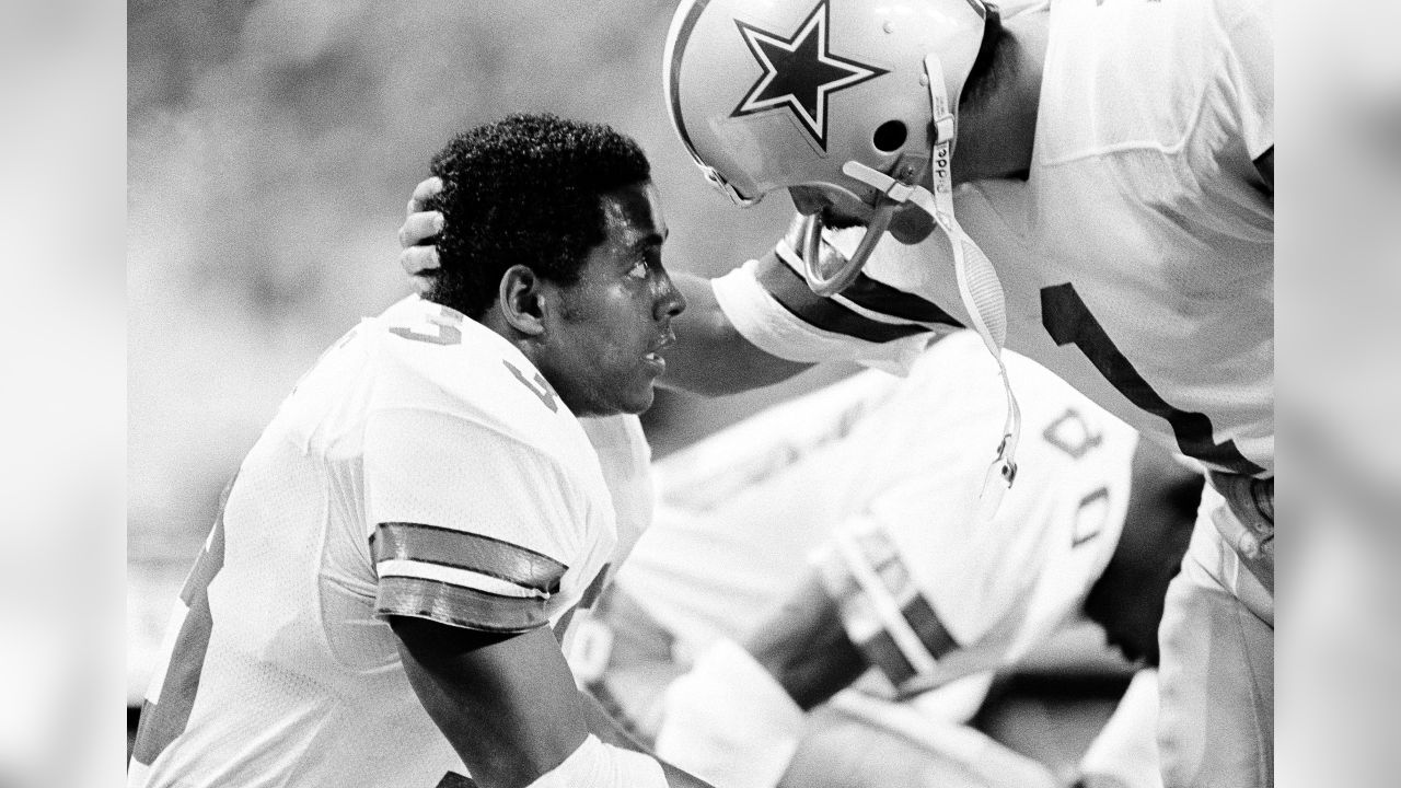 CIRCA 1980's: Running back Tony Dorsett of the Dallas Cowboys carries  News Photo - Getty Images