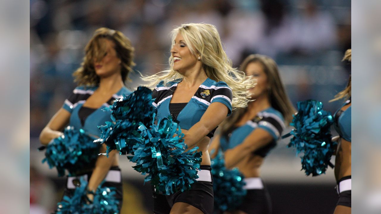 Photos: NFL cheerleaders take the field - Week 6