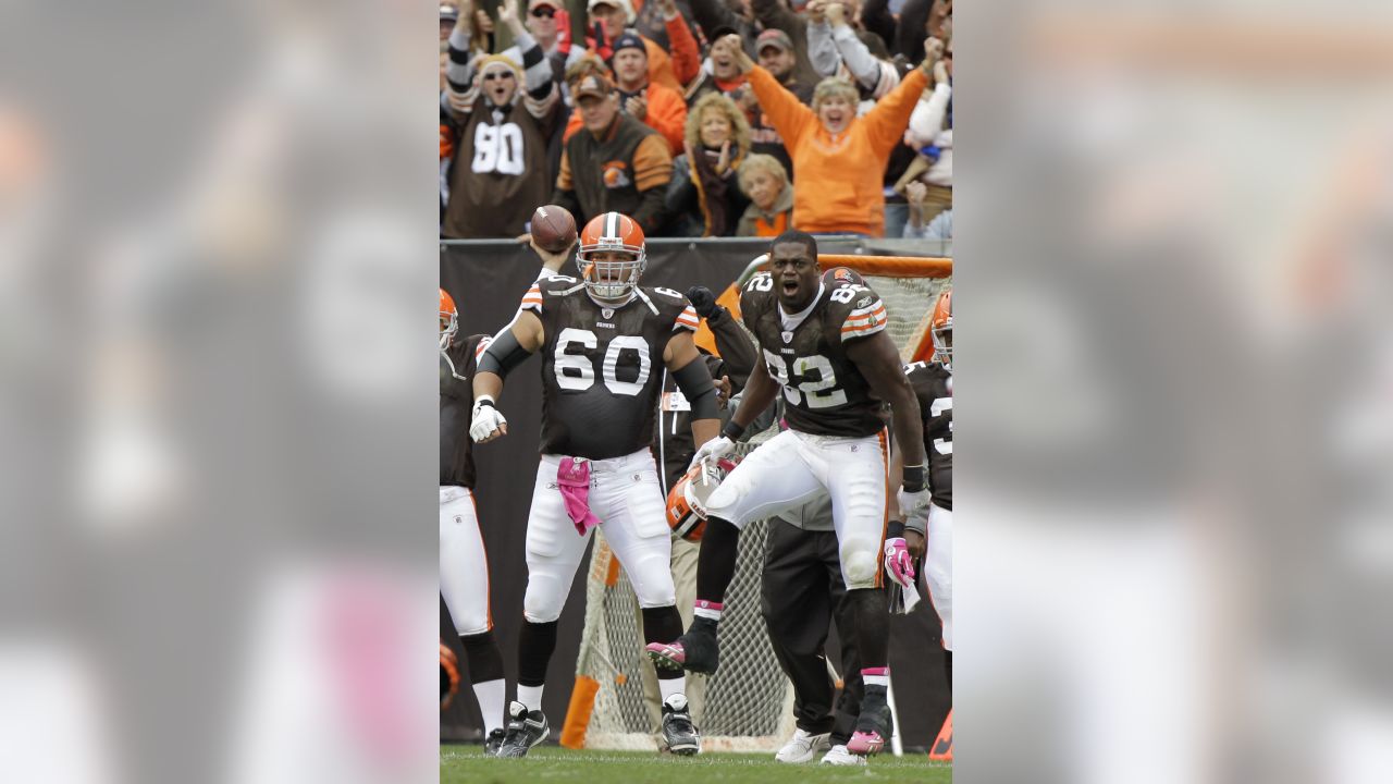 Cincinnati Bengals - Cincinnati Bengals wide receiver Terrell Owens (81)  runs after catching a pass from quarterback Carson Palmer against the  Cleveland Browns in their NFL football game on Sunday, Oct. 3