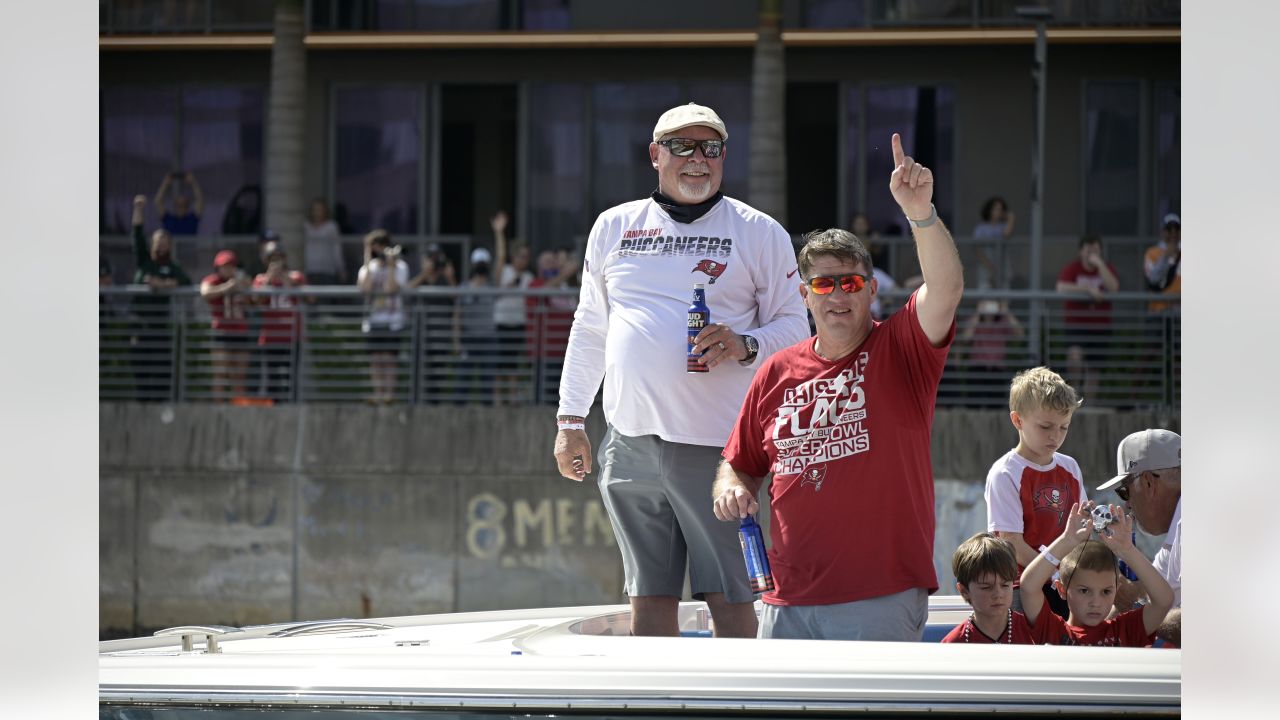 Buccaneers and fans party at Super Bowl boat parade in Tampa