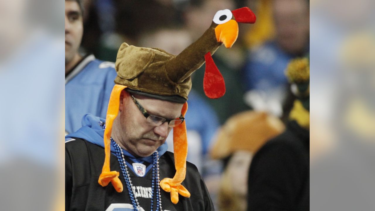 Steve Naylor, right, and his wife Janie, carve a Thanksgiving turkey while  tailgating prior to the Dallas Cowboys and Oakland Raiders game at AT&T  Stadium in Arlington, Texas on November 28, 2013.