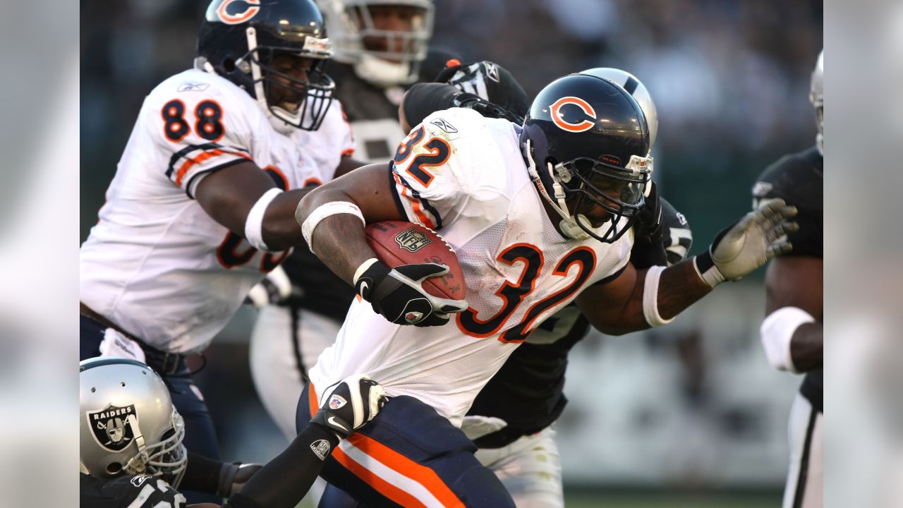 Chicago Bears' Bernard Berrian, left, beats out Washington