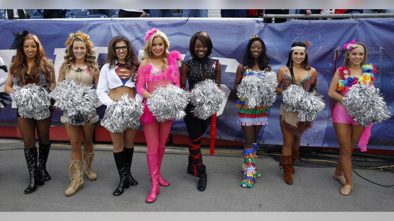 NFL Week 8: Cheerleaders, fans wear costumes