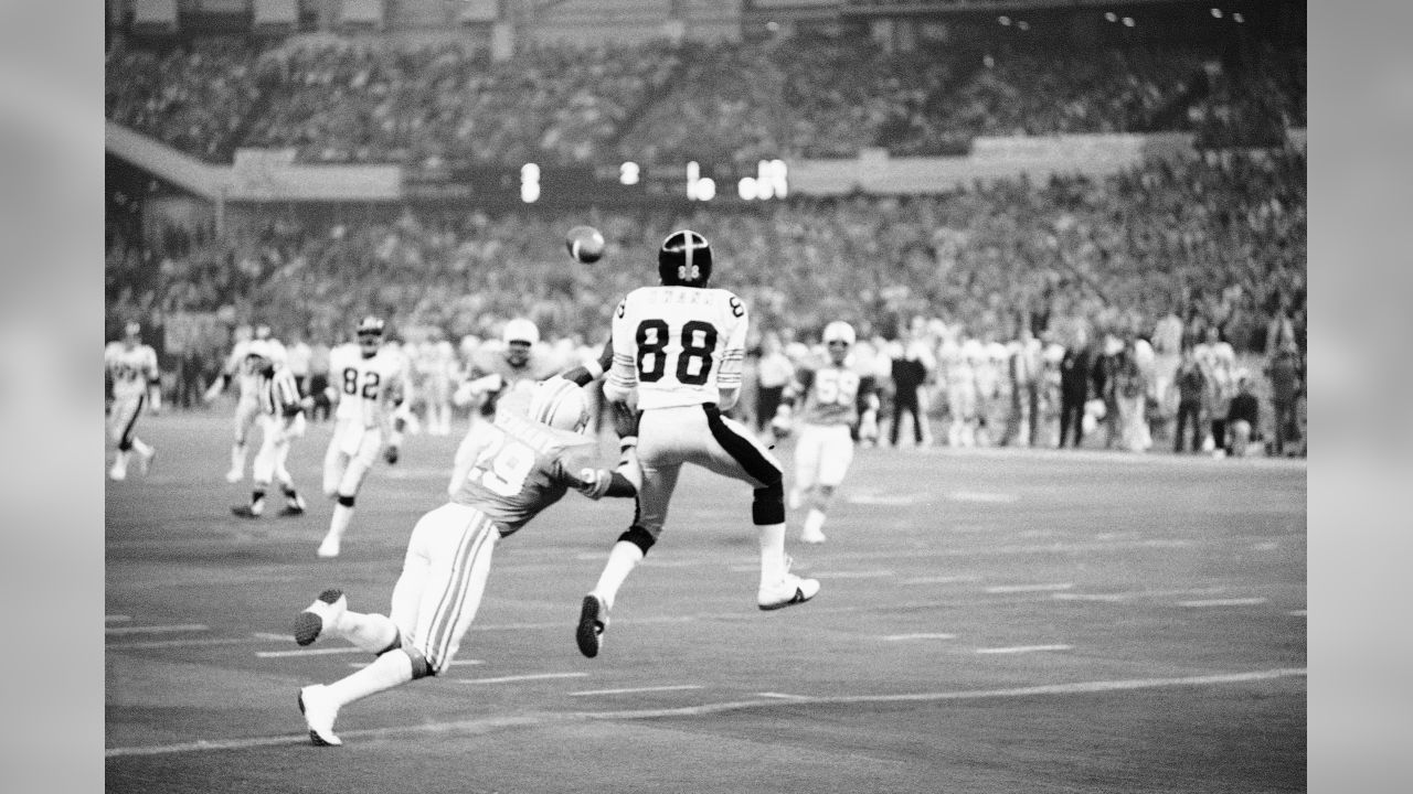 Pittsburgh Steelers running back Willie Parker (39) breaks a 32-yard run  around right end against the Houston Texans in third quarter NFL football  action at Pittsburgh, Sunday, Sept. 7, 2008. (AP Photo/Gene