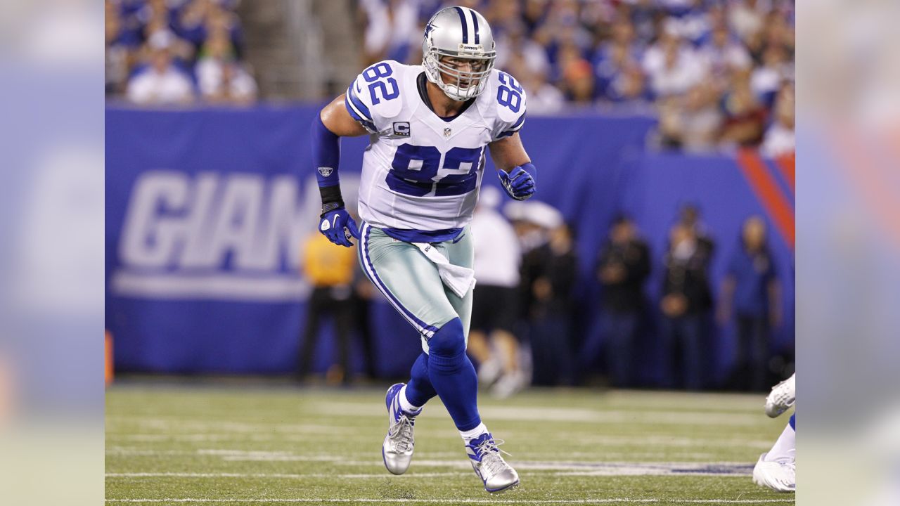 News Photo : Jay Novacek of the Dallas Cowboys runs with the