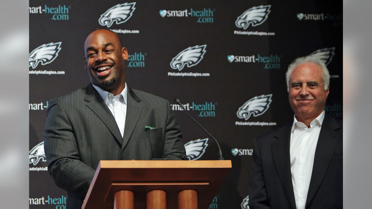 Eagles retire Donovan McNabb's No. 5 jersey in halftime ceremony 