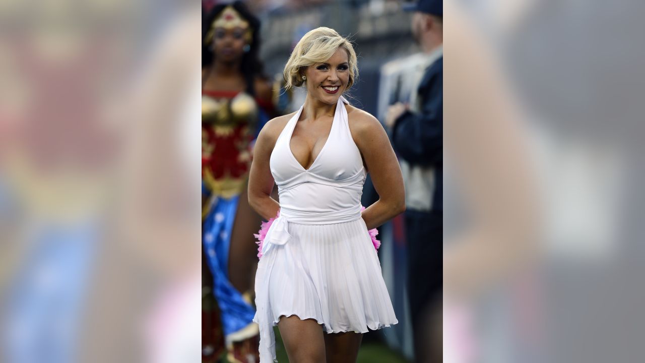 October 20, 2013: New York Jets flight crew cheerleader during the