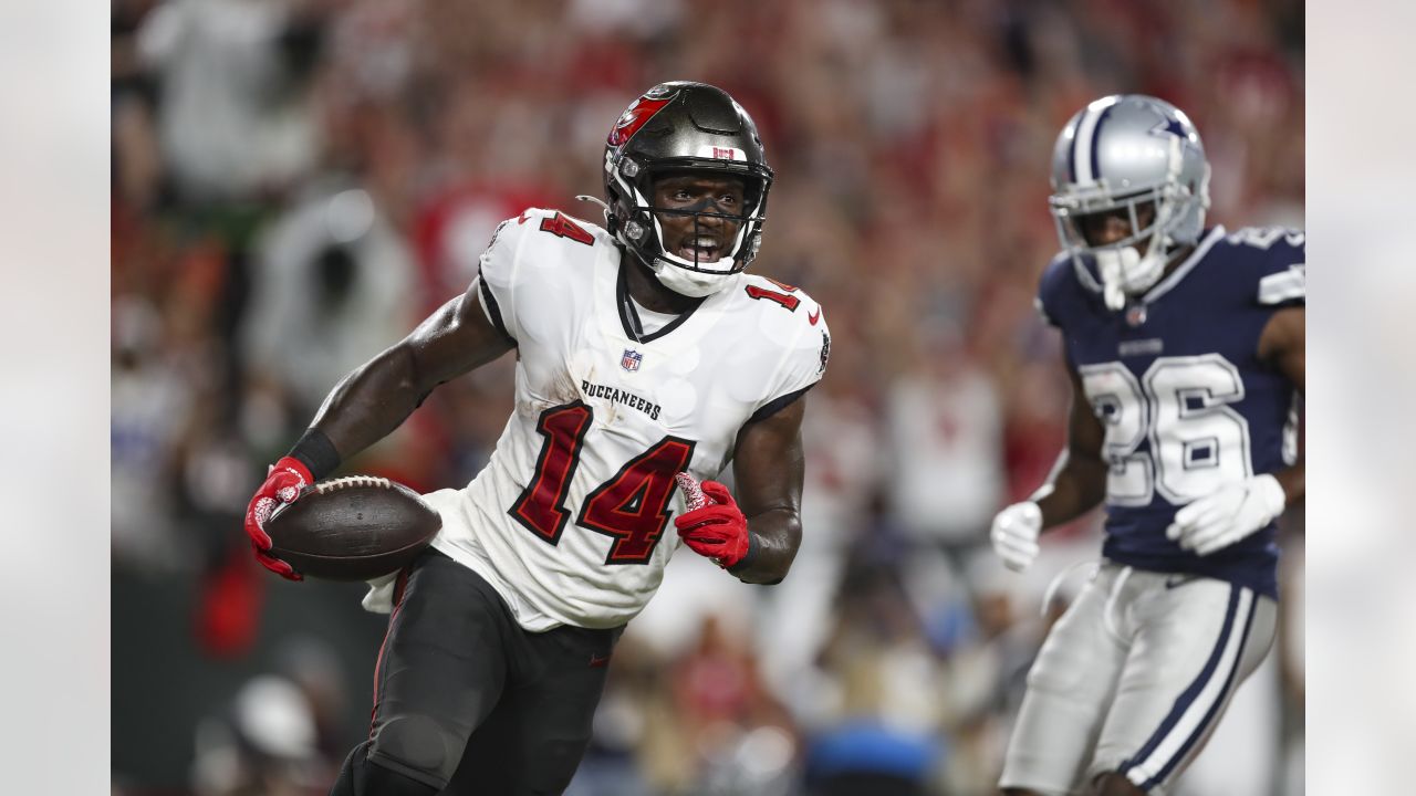 Photos: Tampa Bay Buccaneers beat Dallas Cowboys 31-29 in NFL kickoff game