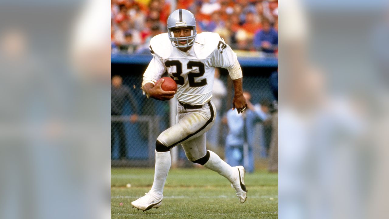 Marcus Allen #32 of the Los Angeles Raiders  Raiders football, Oakland  raiders, Raiders