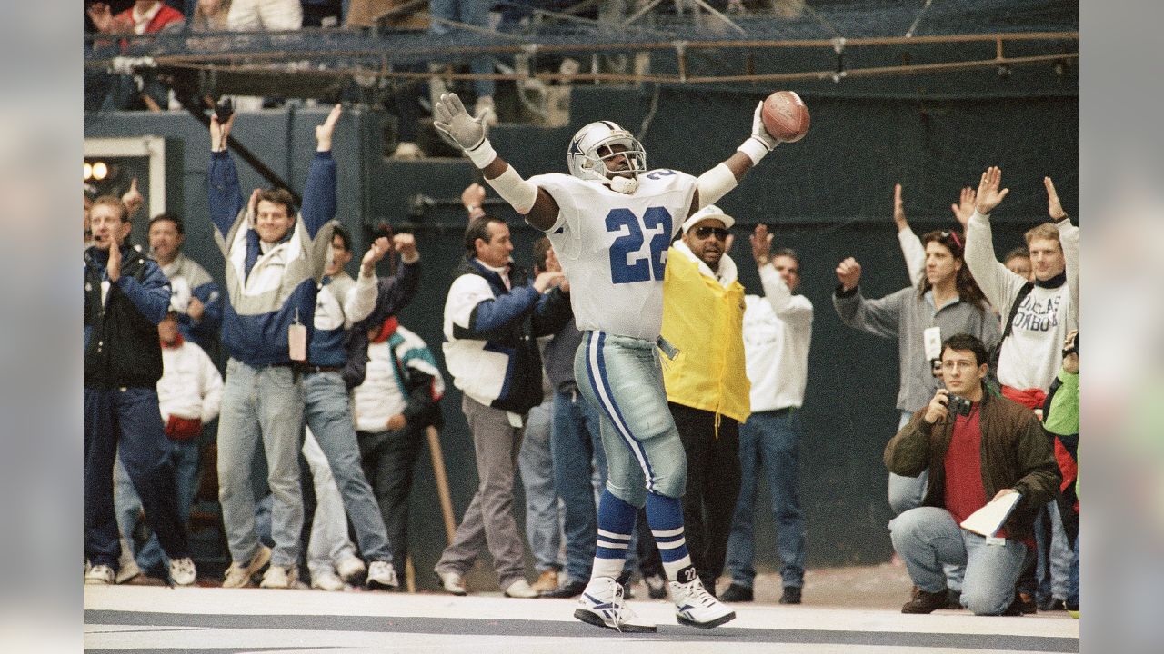 Dallas Cowboys Daryl Johnston blocks for Emmitt Smith against the News  Photo - Getty Images