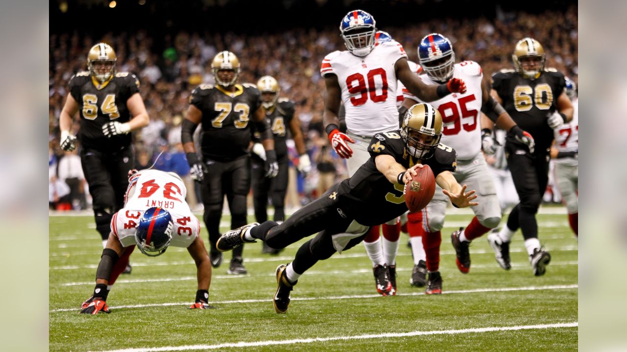 Dallas Cowboys running back DeMarco Murray (29) scores a touchdown in front  of New Orleans Saints outside linebacker Will Herring in the first half of  an NFL football game in New Orleans