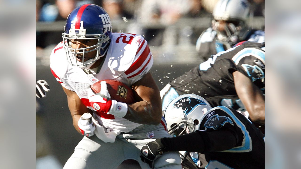 Osi Umenyiora of the New York Giants taunts quarterback Drew Bledsoe  News Photo - Getty Images