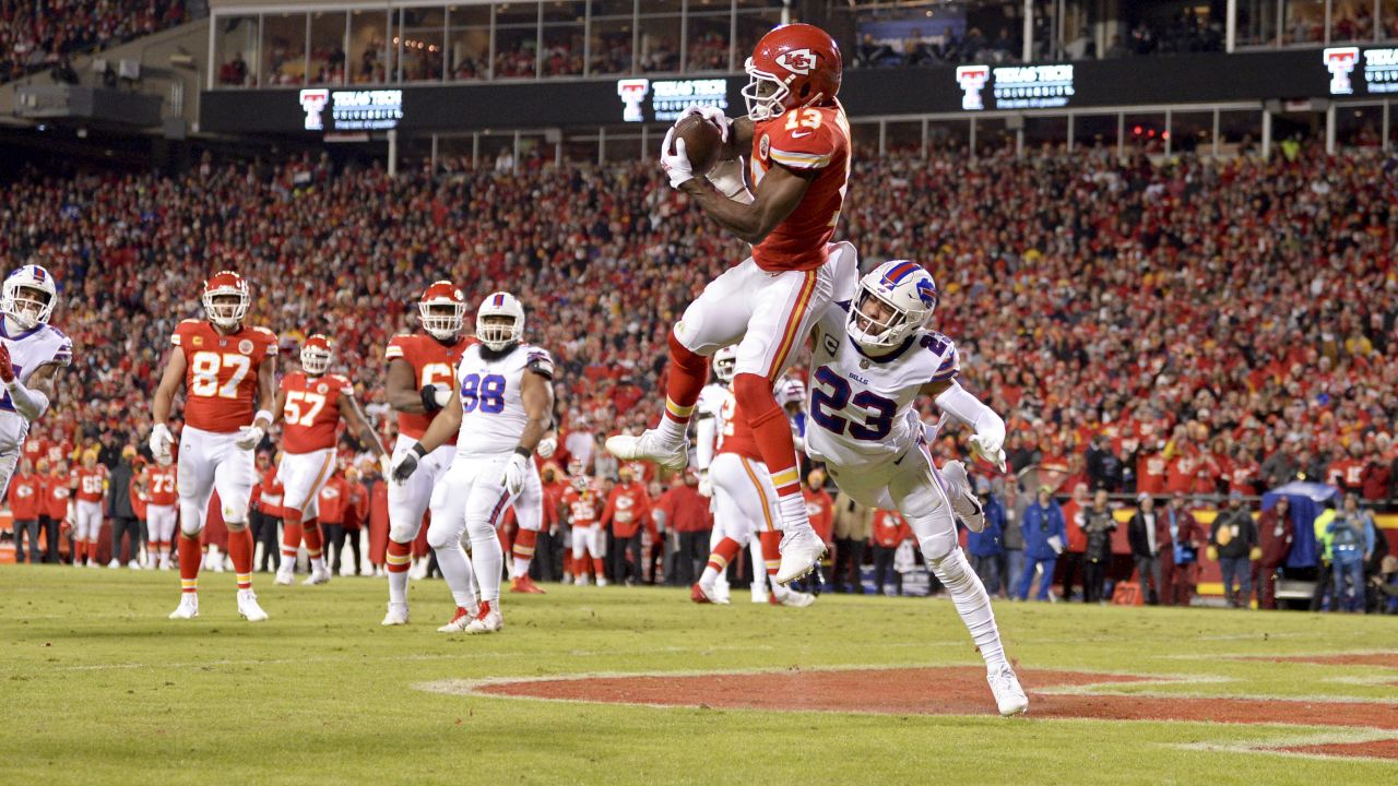 Green Bay, Wisconsin, USA. 22nd Jan, 2022. San Francisco 49ers middle  linebacker Fred Warner (54) tackles Green Bay Packers running back Aaron  Jones (33) during the NFL divisional playoff football game between