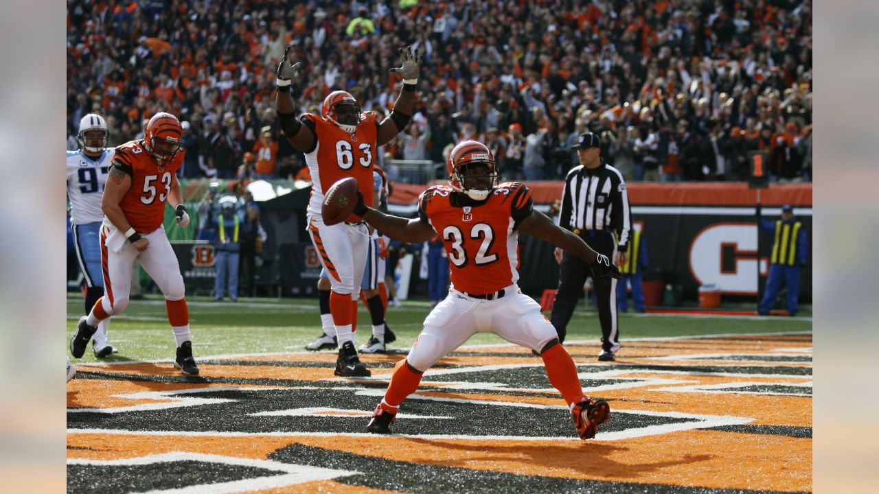 25 November 2007: Cincinnati Bengals running back Rudi Johnson (32) against  Tennessee Titans' in their NFL game in Cincinnati. (Icon Sportswire via AP  Images Stock Photo - Alamy