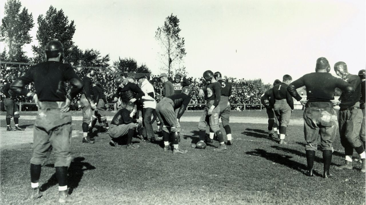 Green Bay Packers' Boyd Dowler (86) seems surprised as he receives a key  pass from Green Bay quarterback Zeke Bratkowski in the Midwest Shrine  exhibition game against the Chicago Bears on August