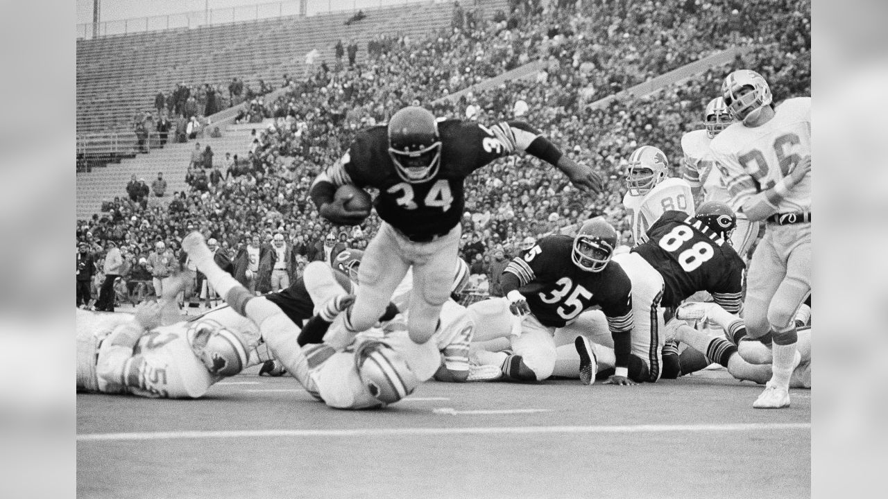 Los Angeles Rams - Rams running back Eric Dickerson (28) and Chicago Bears  running back Walter Payton (34) share some laughs on the sidelines during  the NFL Pro Bowl football game between