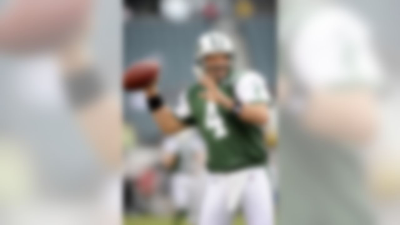 PHILADELPHIA - AUGUST 28: Brett Favre #4 of the New York Jets warms up before a preseason game against the Philadelphia Eagles at Lincoln Financial Field on August 28, 2008 in Philadelphia, Pennsylvania. (Photo by Rob Tringali/Getty Images)