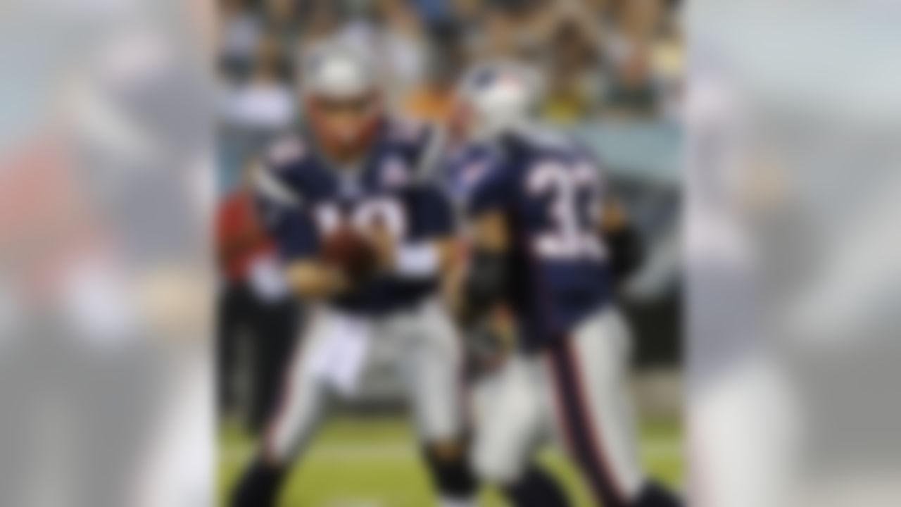 New England Patriots quarterback Tom Brady, left, hands off to running back Kevin Faulk in the second quarter of an NFL preseason football game against the Philadelphia Eagles, Thursday, Aug. 13, 2009, in Philadelphia. (AP Photo/Michael Perez)