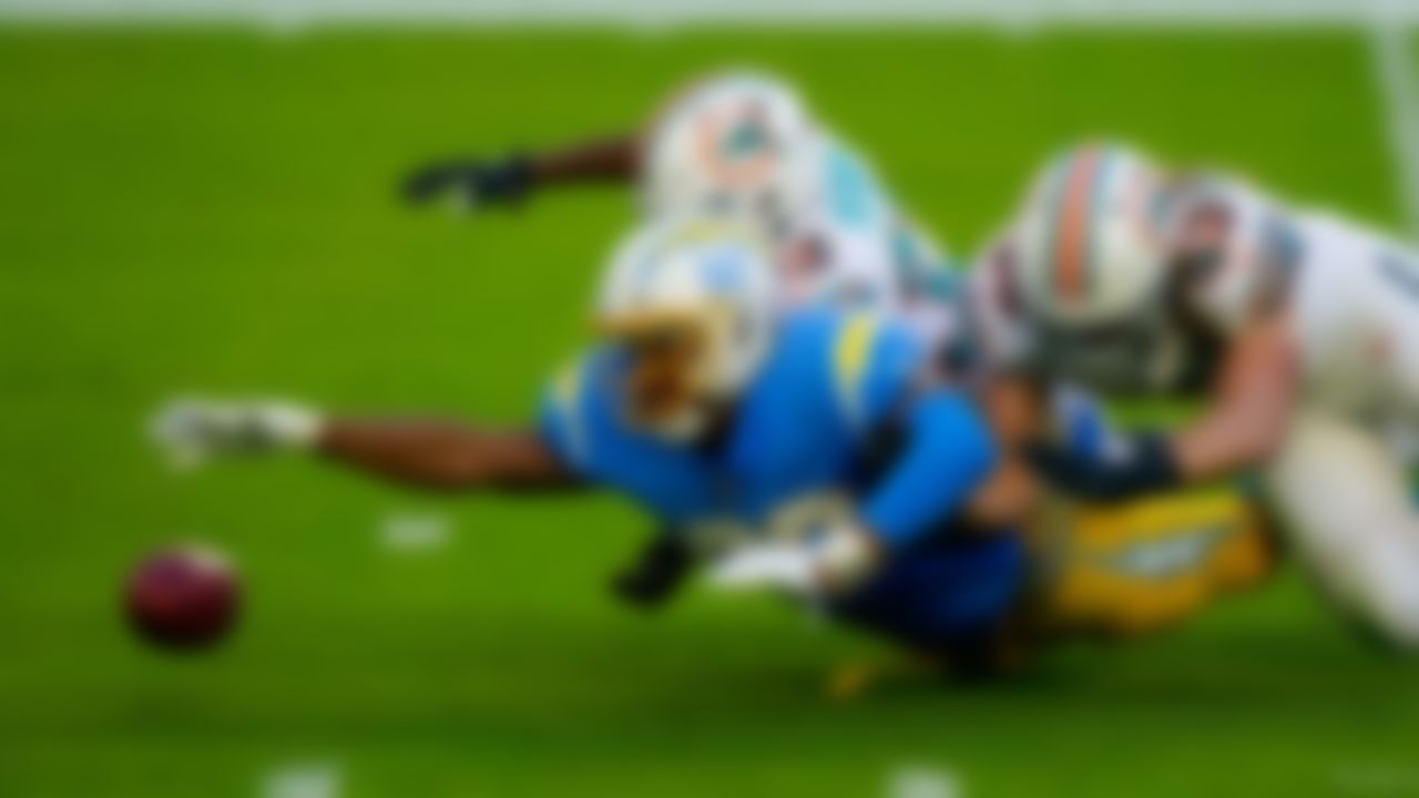 Miami Dolphins inside linebacker Andrew Van Ginkel (43) defends