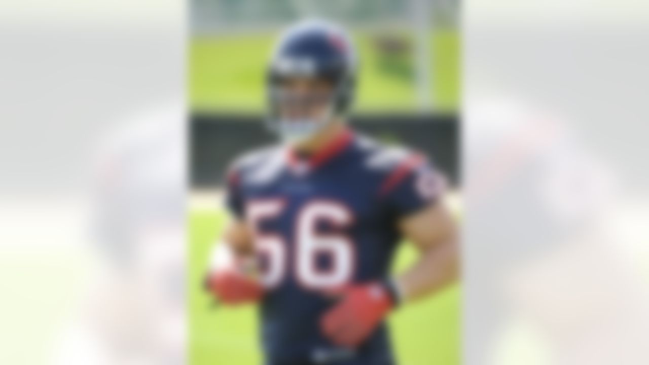 Houston Texans' Brian Cushing runs drills during the team's opening NFL football mini camp Monday, May 17, 2010, in Houston. (AP Photo/Dave Einsel)