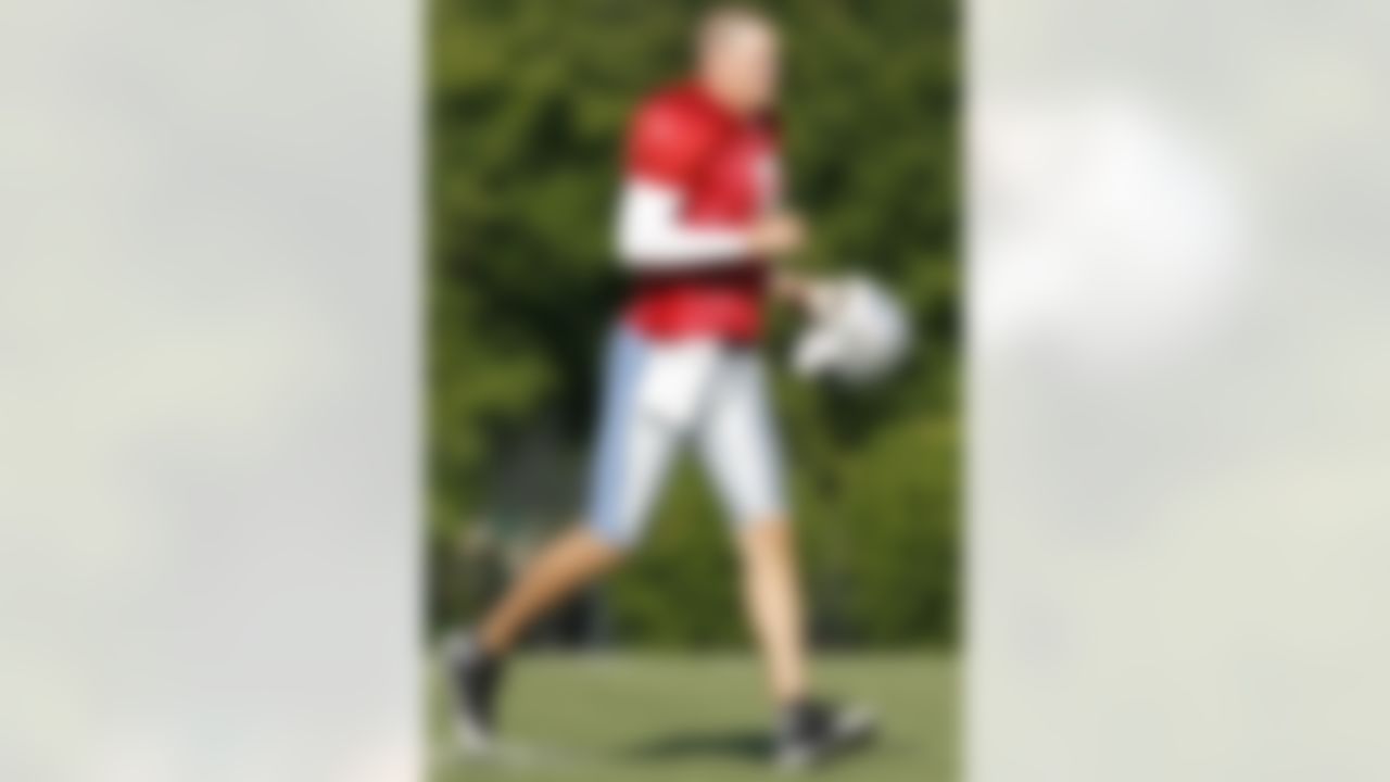 ALLEN PARK, MI - JULY 24: Jon Kitna #8 of the Detroit Lions heads to a drill area during training camp at the Detroit Lions Headquarters and Training Facility on July 24, 2008 in Allen Park, Michigan. (Photo by Gregory Shamus/Getty Images)