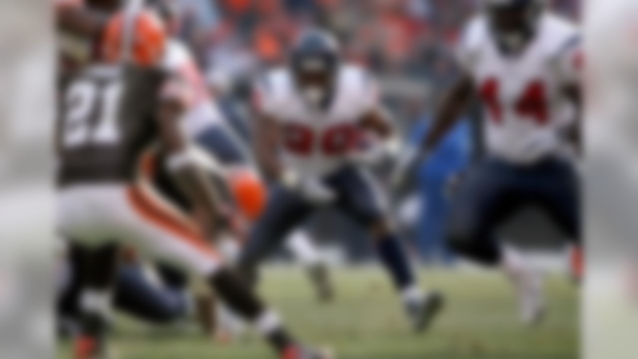 CLEVELAND - NOVEMBER 23:  Steve Slaton #20 of the Houston Texans runs with the ball during the NFL game against the Cleveland Browns at Cleveland Browns Stadium on November 23, 2008 in Cleveland, Ohio.  (Photo by Andy Lyons/Getty Images)