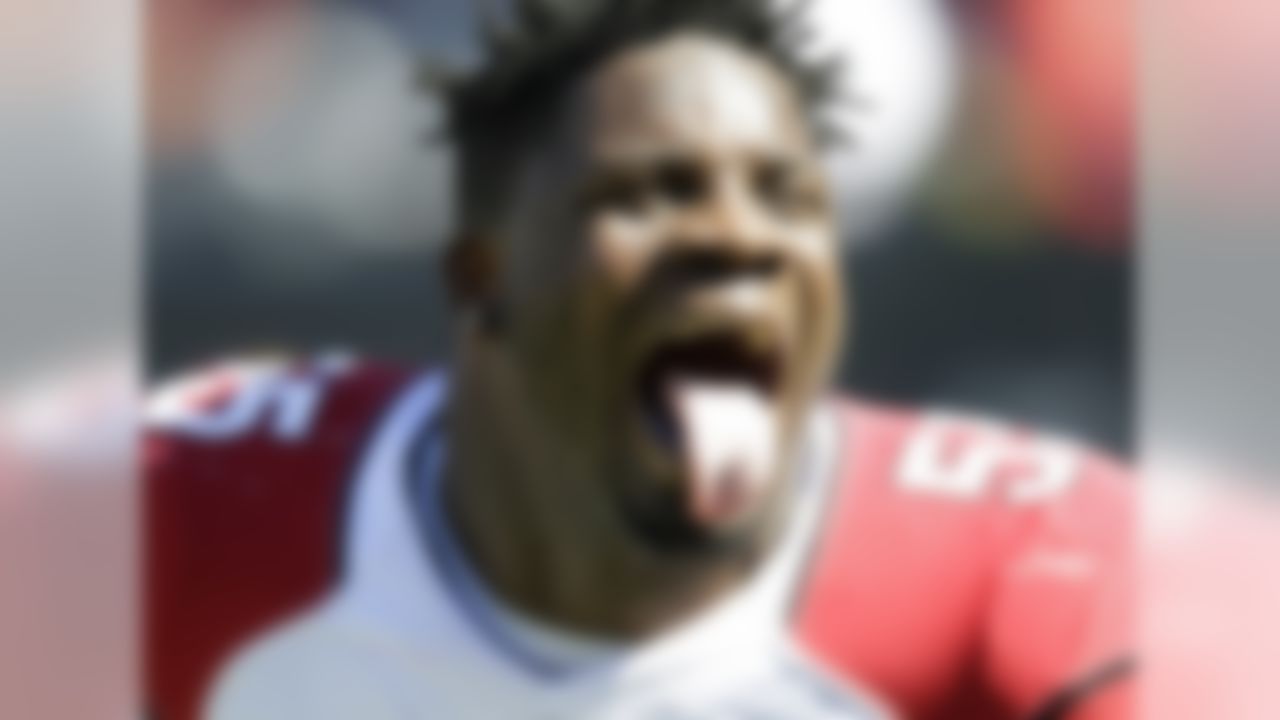 Cardinals linebacker Sean Weatherspoon sticks out his tongue before a game against the Bears in Chicago. (AP Photo/Michael Conroy)
