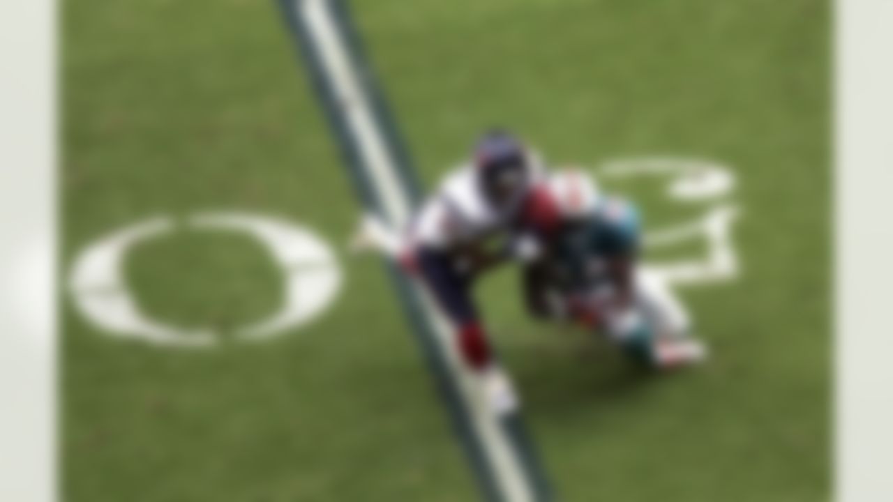 HOUSTON - OCTOBER 1:  Corner back Lewis Sanders #21 of the Houston Texans defends the pass to Marty Booker #86 of the Miami Dolphins at Reliant Stadium on October 1, 2006 in Houston, Texas. The Texans defeated the Dolphins with a score of 17-15. Photo by Getty Images.