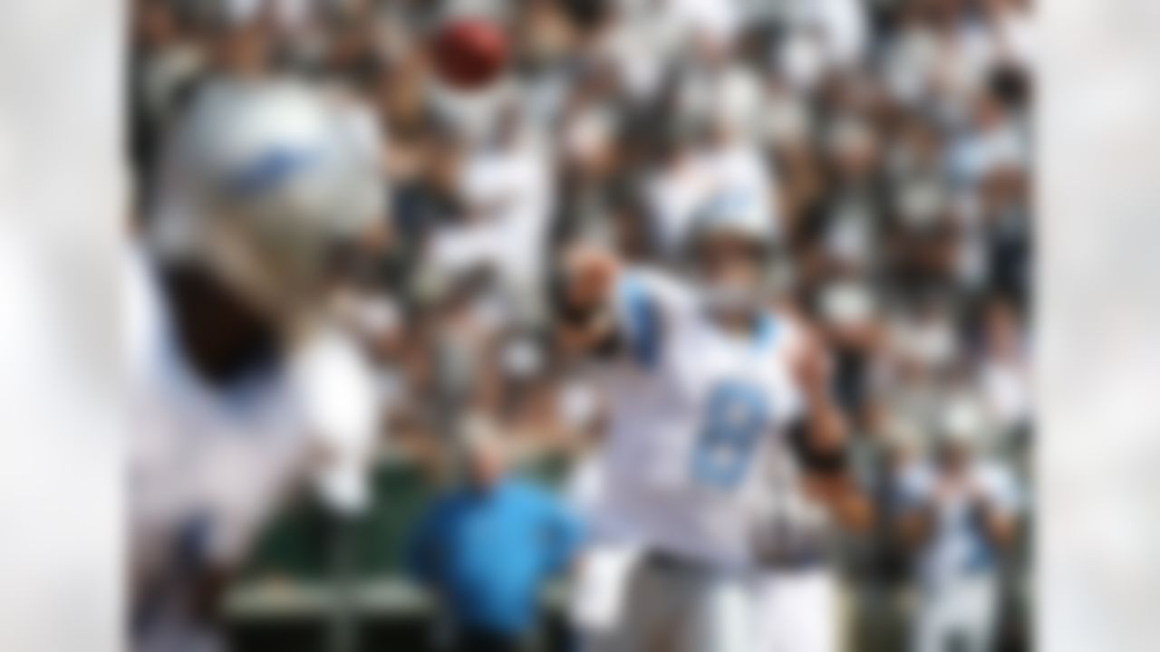 OAKLAND, CA - SEPTEMBER 09:  Jon Kitna #8 of the Detroit Lions passes against the Oakland Raiders during an NFL game on September 9, 2007 at McAfee Coliseum in Oakland, California.  (Photo by Jed Jacobsohn/Getty Images)