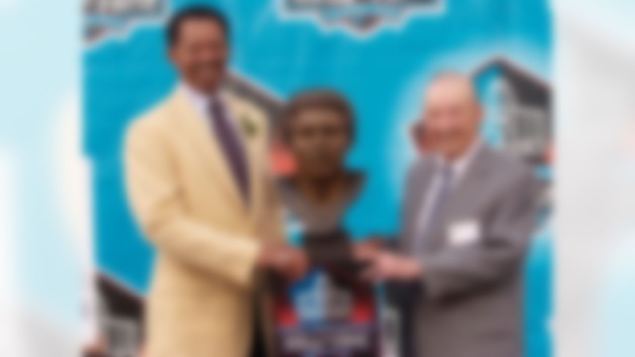 Former Detroit Lions tight end Charlie Sanders, left, stands with his bronze bust and his presenter, Detroit Lions owner and chairman, William Clay Ford during the Pro Football Hall of Fame Induction Ceremony at the Pro Football Hall of Fame in Canton, Ohio, Saturday, Aug. 4, 2007. Sanders played 10 seasons in the NFL. (AP Photo/Phil Long)