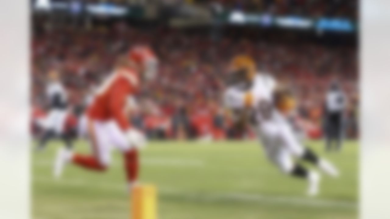 Cincinnati Bengals running back Joe Mixon (28) runs the ball during an NFL Conference Championship playoff game against the Kansas City Chiefs on Sunday, January 29, 2023 in Kansas City, Missouri.