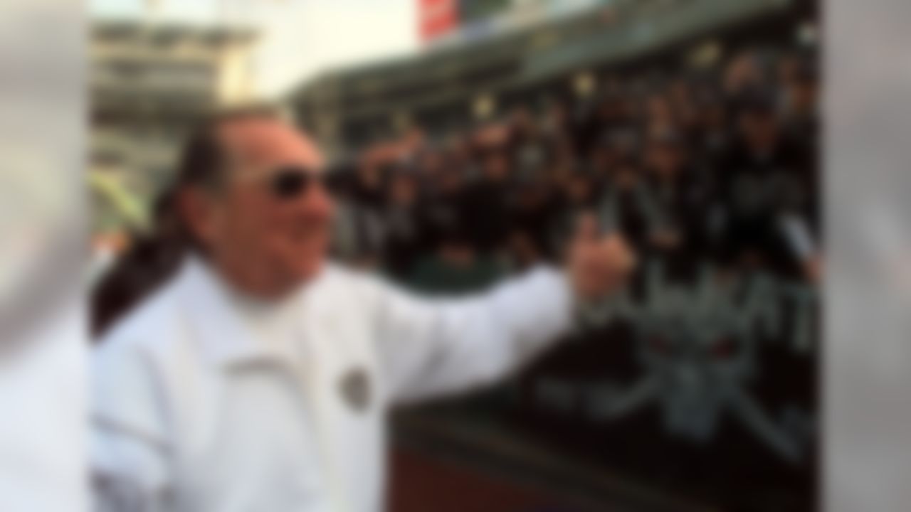 Oakland Raiders owner Al Davis gives a thumbs-up to fans prior to the game with the Kansas City Chiefs on Saturday, Dec. 26, 1998, in Oakland, Calif. (AP Photo/Paul Sakuma)