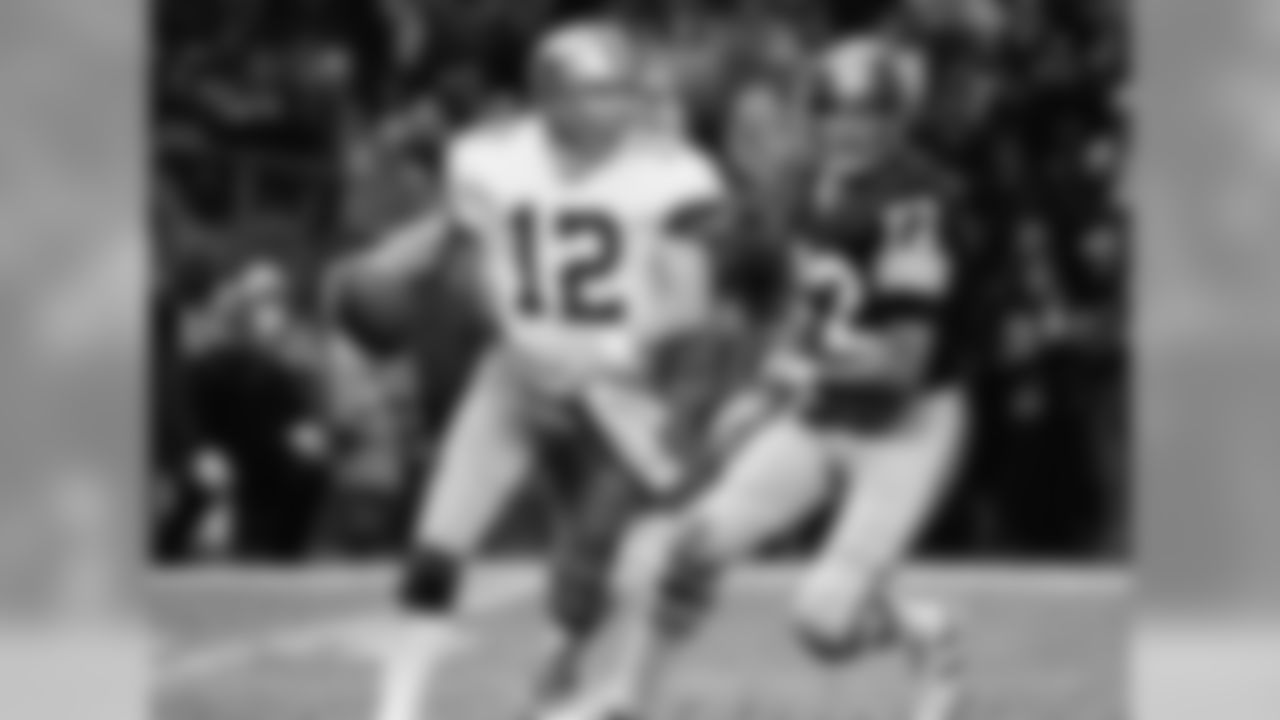 Often referred to as "Captain America," Staubach was arguably the best quarterback of the 1970s. He started four Super Bowls and was active for five, and he posted the best passer rating in the NFC in five different seasons. Staubach's 85-29 record as a starter is absolutely ridiculous.