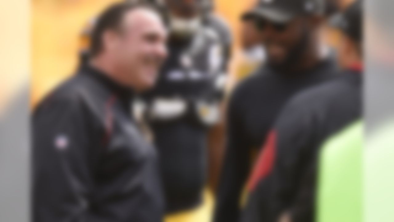 San Francisco 49ers head coach Jim Tomsula, left, talks with Pittsburgh Steelers head coach Mike Tomlin, right, on the field before an NFL football game Sunday, Sept. 20, 2015, in Pittsburgh. (AP Photo/Keith Srakocic)