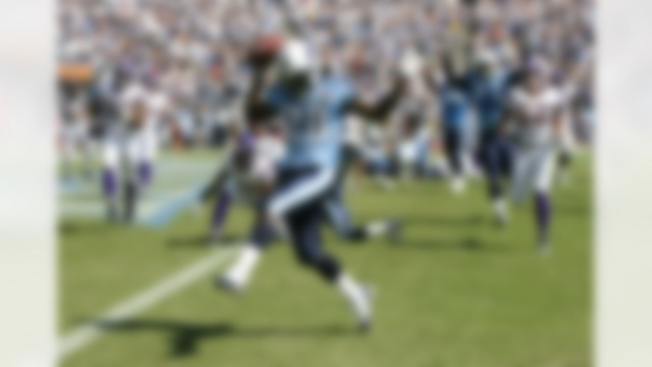 NASHVILLE, TN - SEPTEMBER 28: Chris Johnson #28 of the Tennessee Titans runs for a touchdown against the Minnesota Vikings at LP Field on September 28, 2008 in Nashville, Tennessee. The Titans defeated the Vikings 30-17. (AP Photo/Tom Hauck)