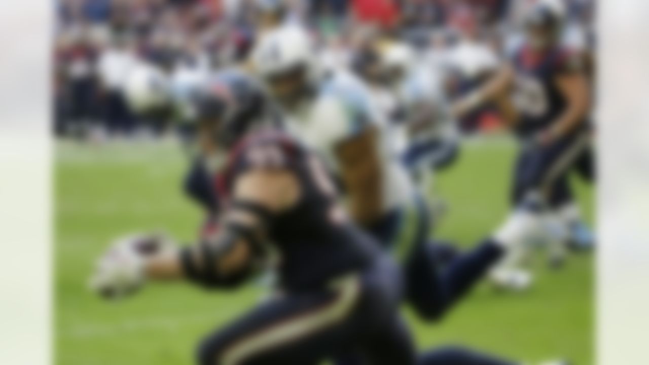 El lineman de los Texans de Houston J.J. Watt atrapa un pase de touchdown contra los Titans de Tennessee en partido del domingo 30 de noviembre de 2014. (Foto AP/David J. Phillip)