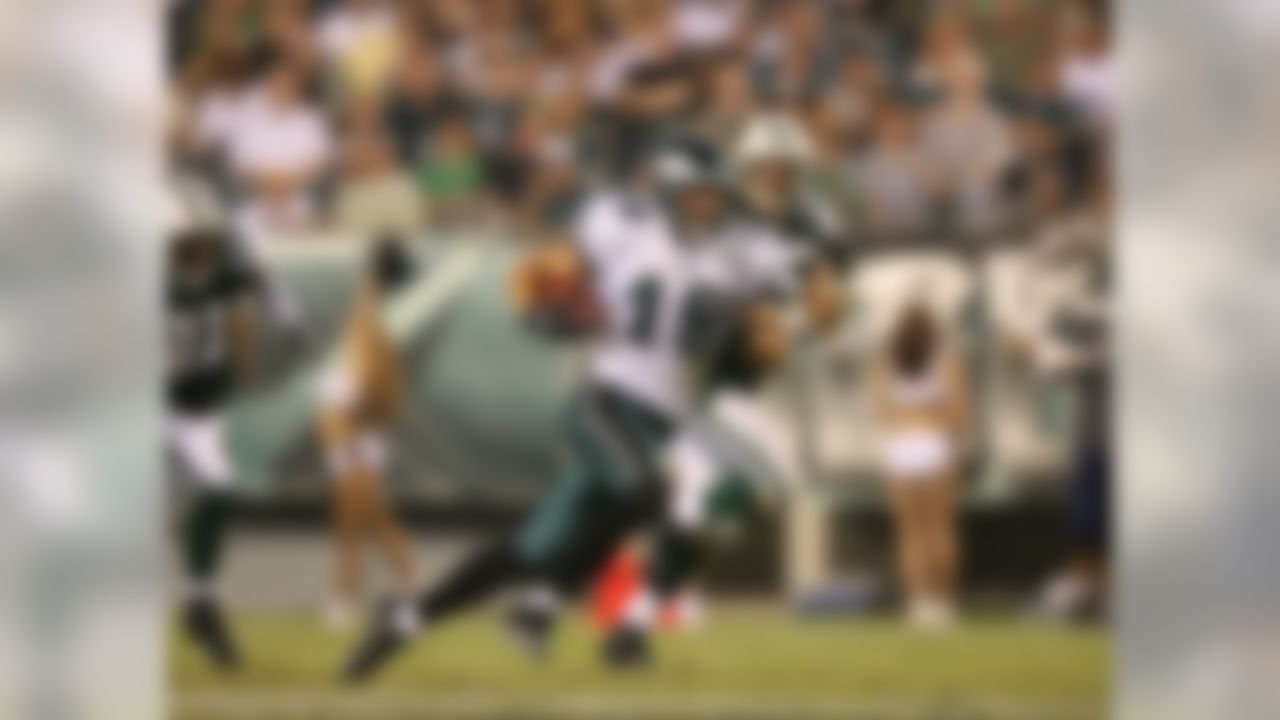 PHILADELPHIA - AUGUST 30:  Wide receiver Michael Gasperson #19 of the Philadelphia Eagles rushes after a catch during a preseason game against the New York Jets at Lincoln Financial Field August 30, 2007 in Philadelphia, Pennsylvania.  (Photo by Mike Ehrmann/Getty Images)