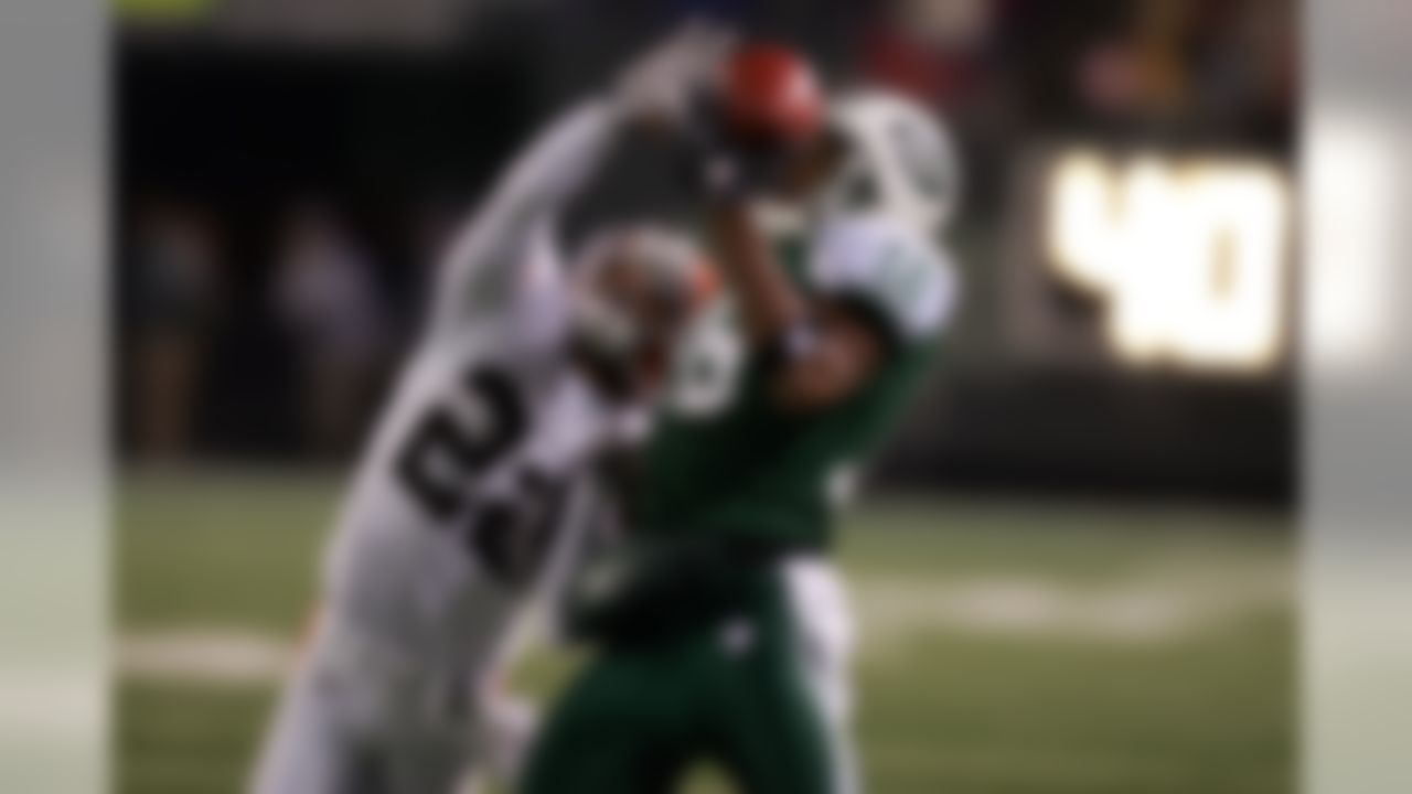 EAST RUTHERFORD, NJ - DECEMBER 09: Brandon McDonald (L) #22 of the Cleveland Browns knocks the ball away from Brad Smith #16 of the New York Jets on December 9, 2007 at Giants Stadium in East Rutherford, New Jersey.  (Photo by Jim McIsaac/Getty Images)