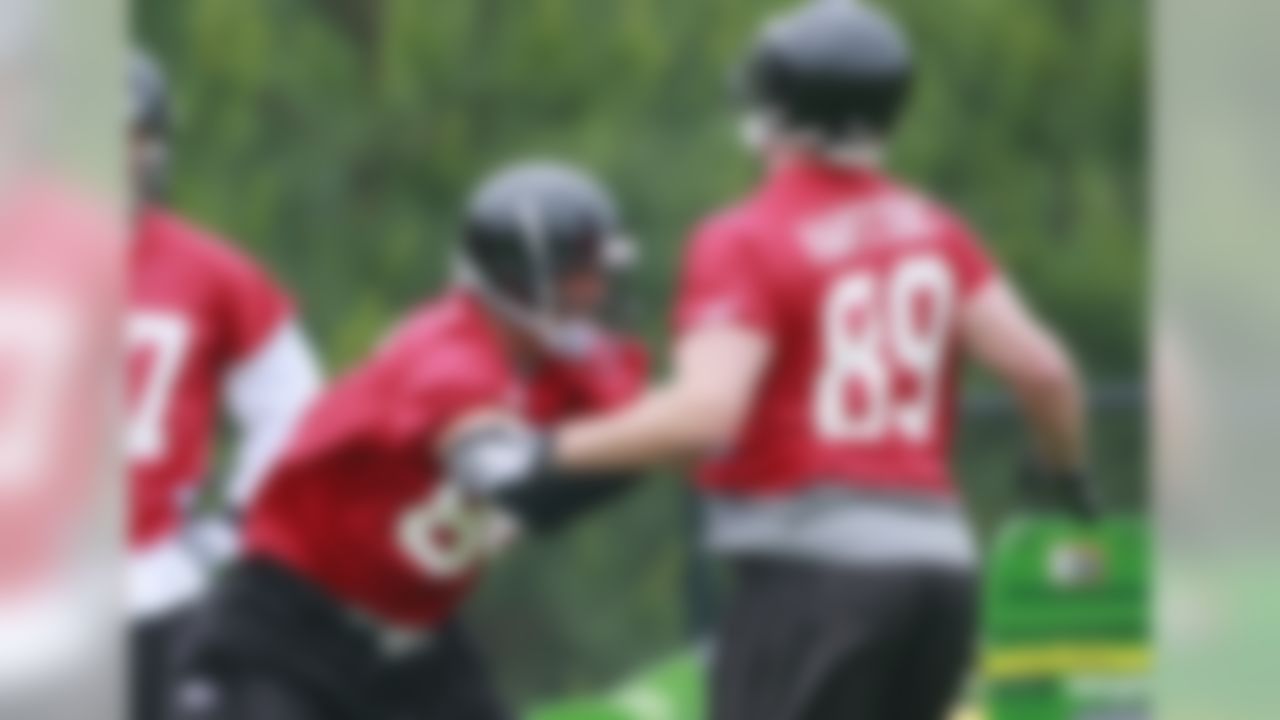 Atlanta Falcons tight end Tony Gonzalez, left, blocks Ben Hartsock during an NFL football minicamp in Flowery Branch, Ga., Friday, May 8, 2009.  (AP Photo/John Bazemore)