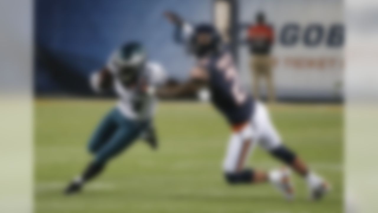 Philadelphia Eagles wide receiver Nelson Agholor (17) runs against Chicago Bears cornerback Tracy Porter (21) during the first half of an NFL football game, Monday, Sept. 19, 2016, in Chicago. (AP Photo/Charles Rex Arbogast)