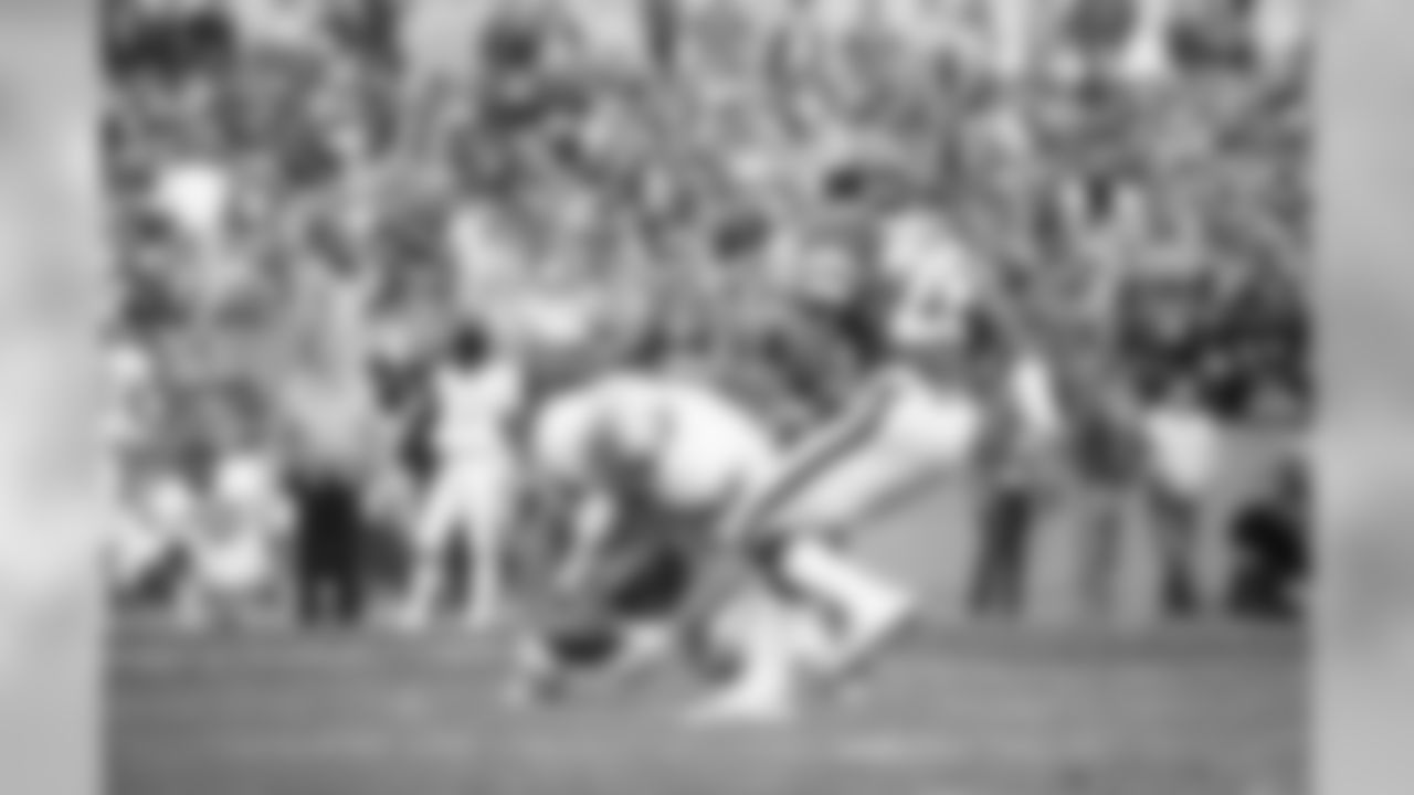 Dave Casper, tight end of the Houston Oilers, drops the ball during the first quarter after a pass from Oiler quarterback Ken Stabler, Dec. 4, 1980 in Houston. The New York Jets Darrol Ray (28) was in position to make the stop but the whistle of the referee halted the play. (AP Photo/G. Paul Burnett)
