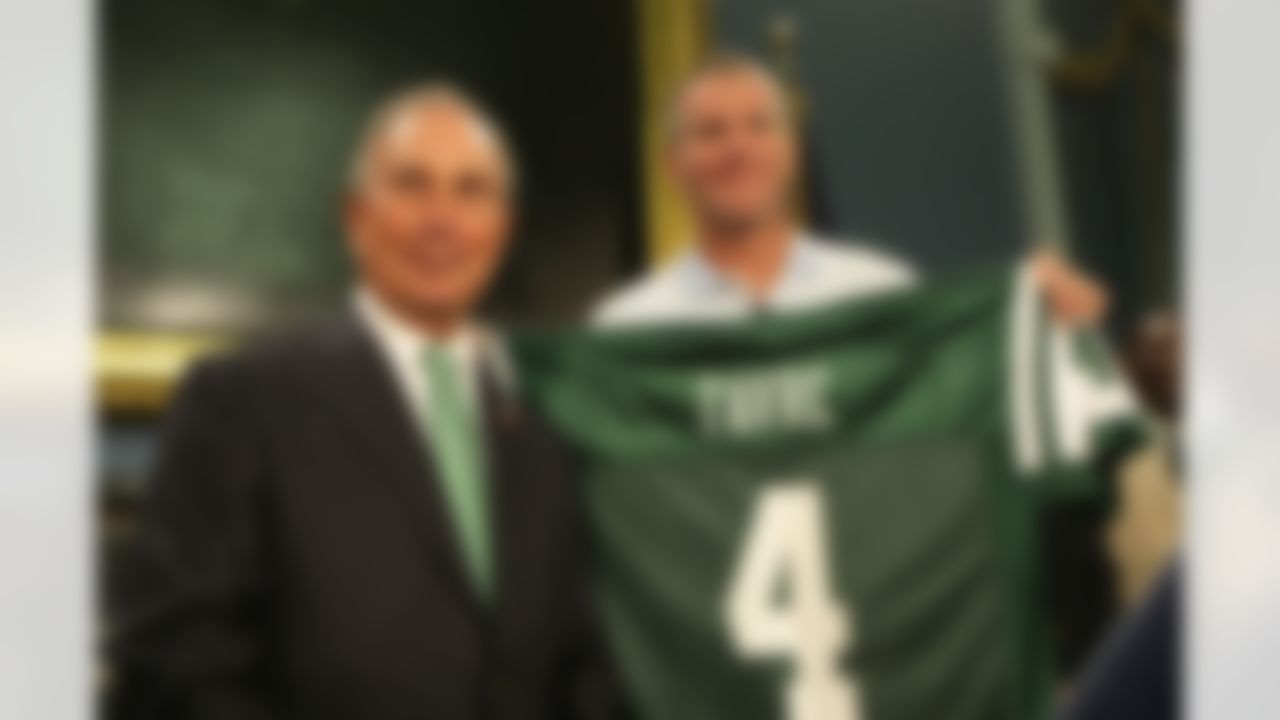 NEW YORK - AUGUST 08: New York City Mayor Michael Bloomberg and Brett Favre pose for a photo during a press conference to Welcome Brett Favre to New York at City Hall on August 8, 2008 in New York City. Favre was traded to the New York Jets from the Green Bay Packers. (Photo by Mike Stobe/Getty Images)