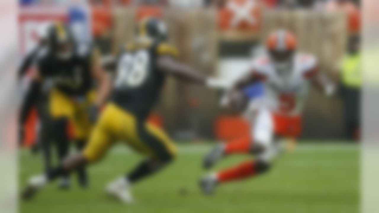 Cleveland Browns quarterback Tyrod Taylor (5) scrambles against Pittsburgh Steelers linebacker Vince Williams (98) during the first half of an NFL football game, Sunday, Sept. 9, 2018, in Cleveland. (AP Photo/Ron Schwane)