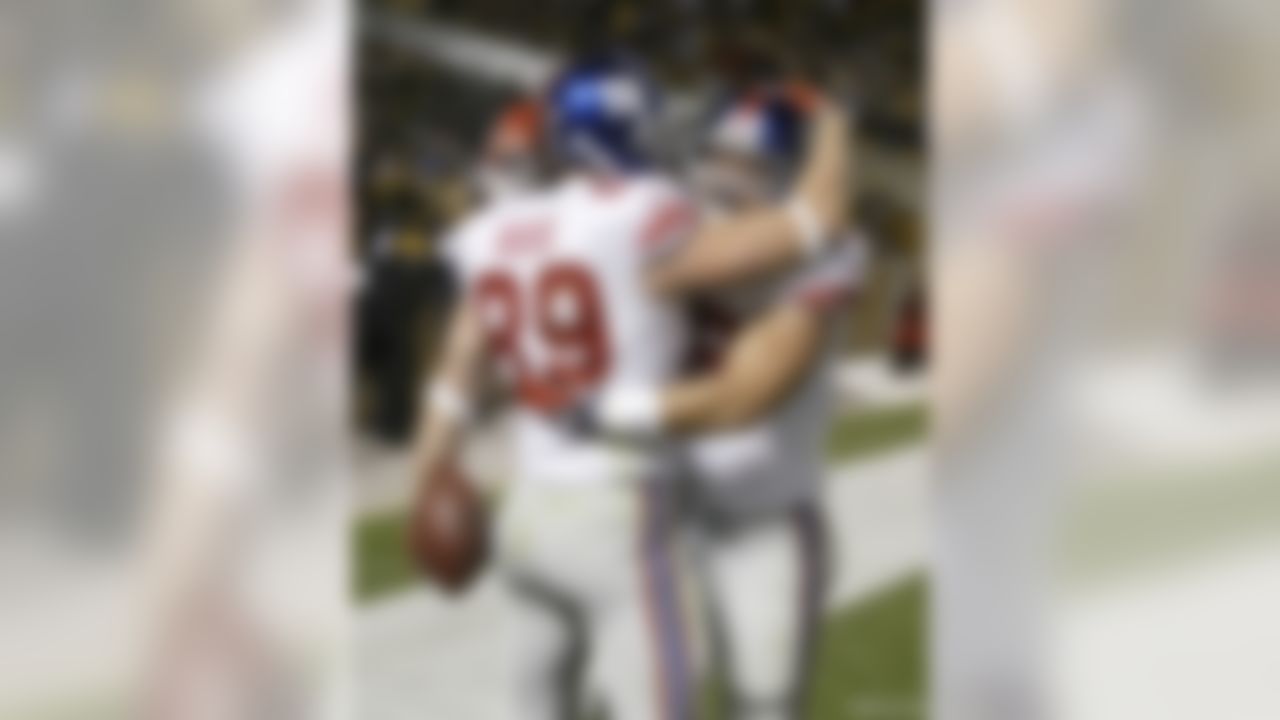 PITTSBURGH - OCTOBER 26: Kevin Boss #89 and Madison Hedgecock #39 of the New York Giants celebrate Boss's game winning touchdown reception against the Pittsburgh Steelers on October 26, 2008 at Heinz Field in Pittsburgh, Pennsylvania. The Giants won 21-14.  (Photo by Rick Stewart/Getty Images)