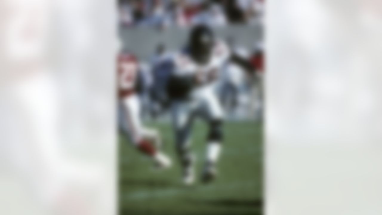 Atlanta Falcons defensive end Chris Doleman (56) charges forward during a game against the Cardinals on Nov. 26, 1995, in Tempe, Ariz. (AP Photo/Paul Jasienski)
