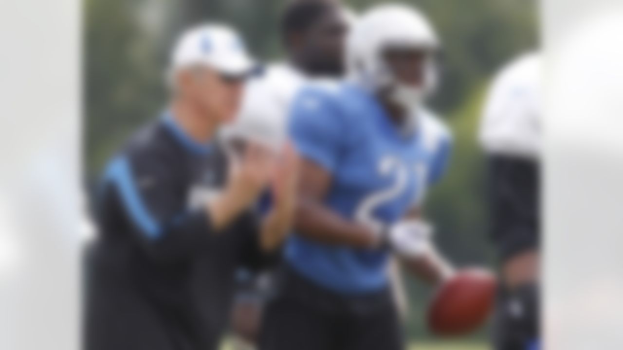 Detroit LIons defensive coordinator Gunther Cunningham directs during drills at the Detroit Lions training camp facility in Allen Park, Mich., Sunday, Aug. 1, 2010. (AP Photo/Carlos Osorio)