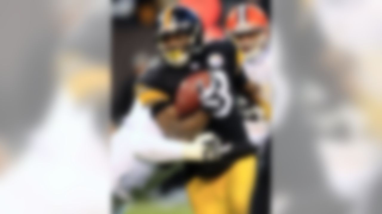 Pittsburgh Steelers running back Isaac Redman runs for a first down against the Cleveland Browns in the second quarter of an NFL football game, Sunday, Jan. 1, 2012, in Cleveland. (AP Photo/Tony Dejak)