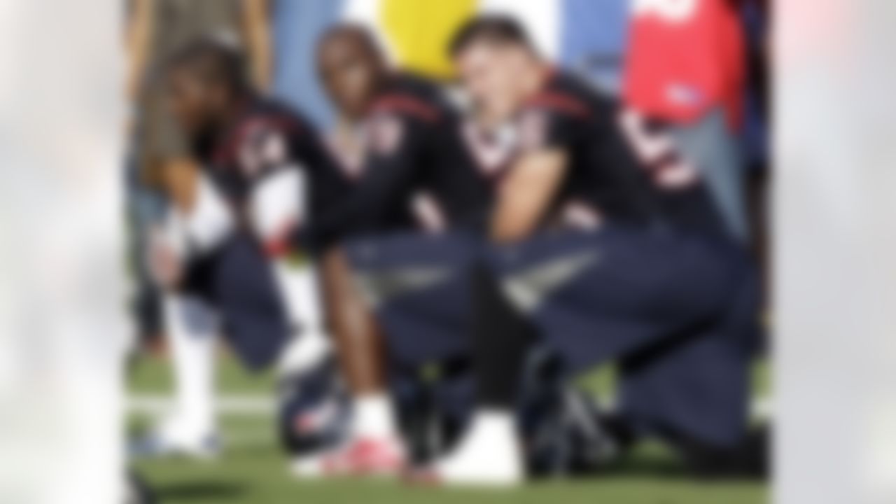Houston Texans linebackers Brian Cushing (56), DeMeco Ryans (59) and Zac Diles (54) take a break during the team's first NFL training camp practice of the season Friday, July 30, 2010 in Houston. (AP Photo/David J. Phillip)
