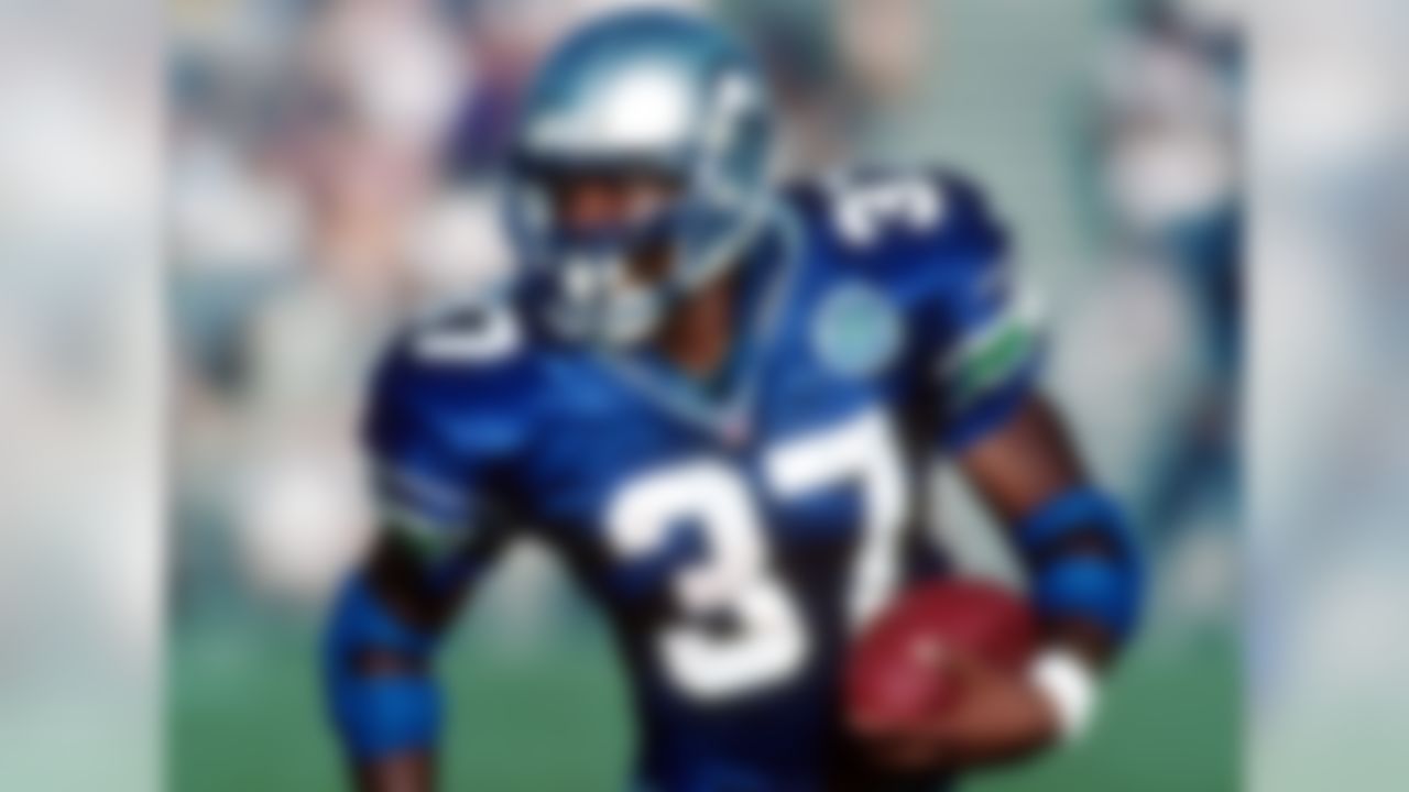 The No. 19 overall selection in the draft, Alexander started his career behind Ricky Watters but took over as the lead back as an NFL sophomore and ran with it. From 2001-2005, he averaged 1,501 rushing yards and an impressive 19 total touchdowns. That included a 2005 season that saw him rush for an NFL-best 1,880 yards with a then-NFL-record 28 total touchdowns, not to mention 361.8 fantasy points.